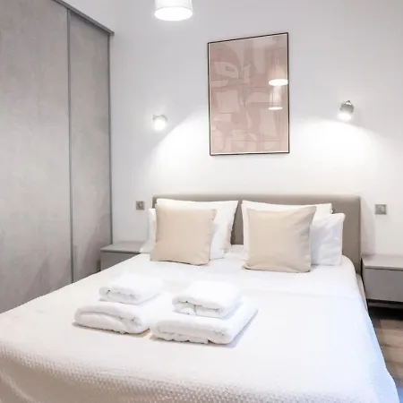 Eiffel Tower And Arc De Triomphe Elegant 1br